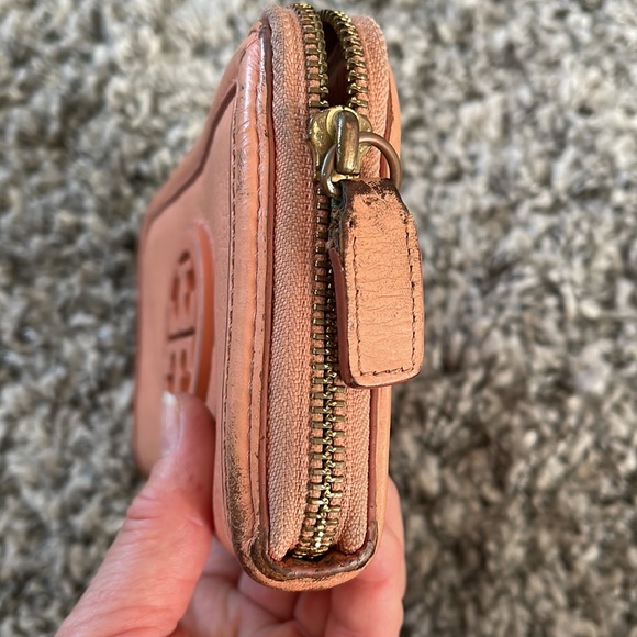 Tory Burch wallet color is peach ๐ - Picture 6 of 6